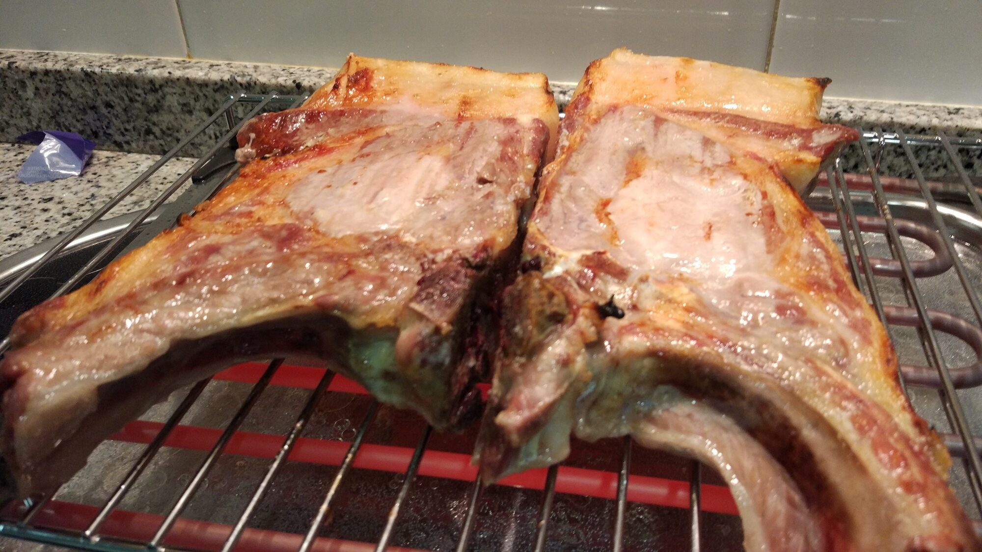 Costillas de latón de La Fueva doradas en la parrilla del horno