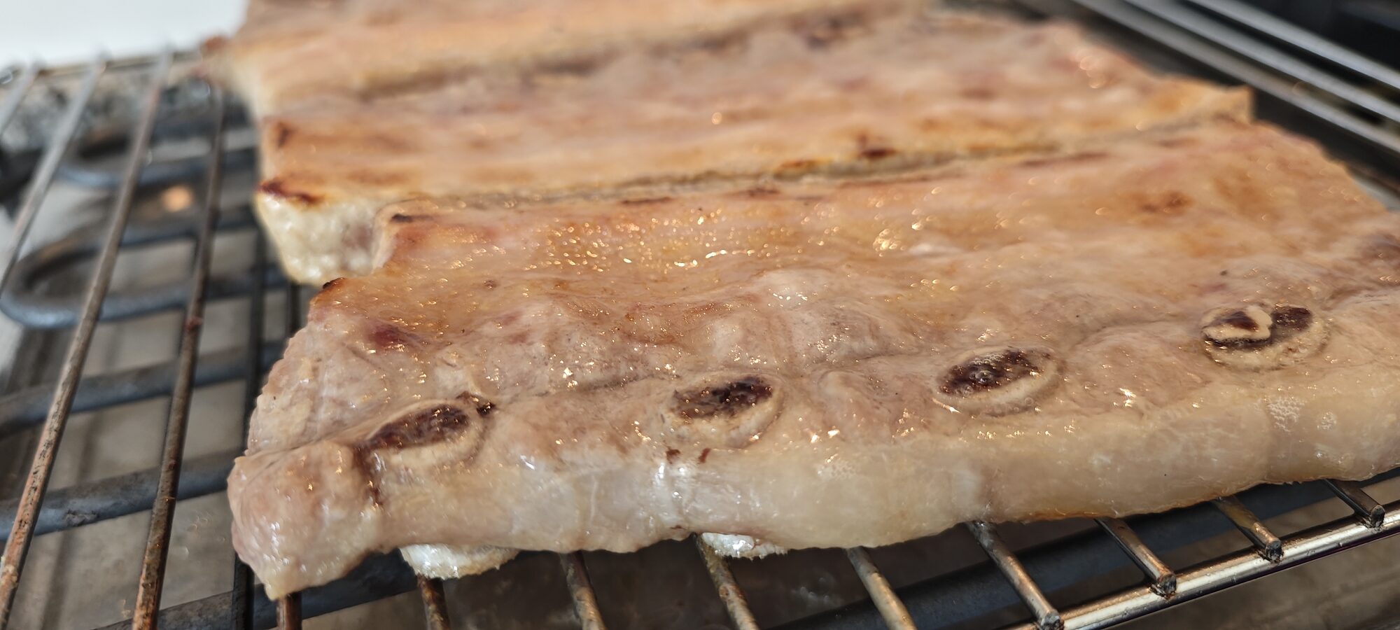 Detalle de costillas de latón de La Fueva con la grasa dorada