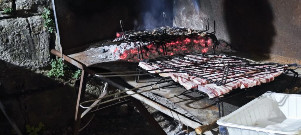 Carne de cerdo a la parrilla sobre brasas