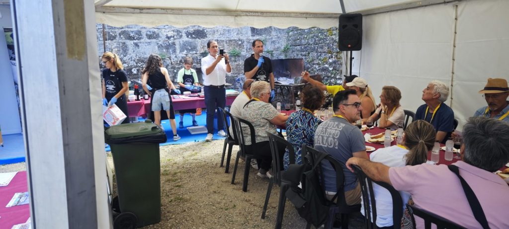 Público sentado en la degustación de carne de las jornadas de la Expoferia